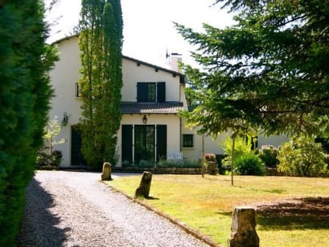 mit Garten, Grill und Terrasse