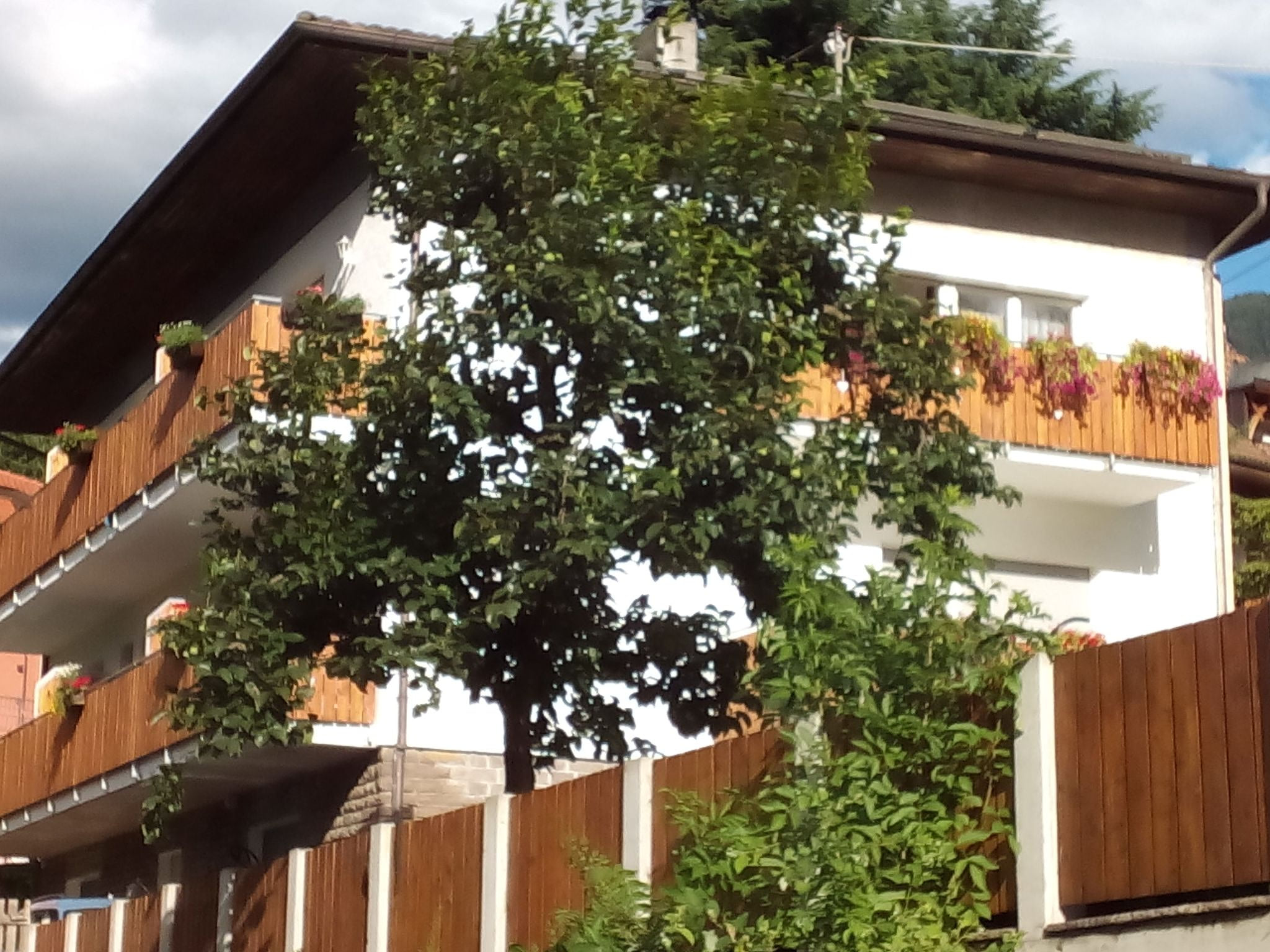 Moderne Ferienwohnung mit Balkon und Pool