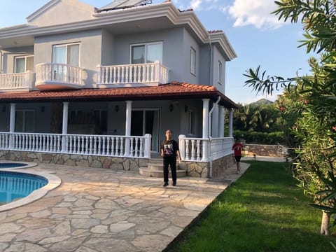mit Garten, Grill und Terrasse