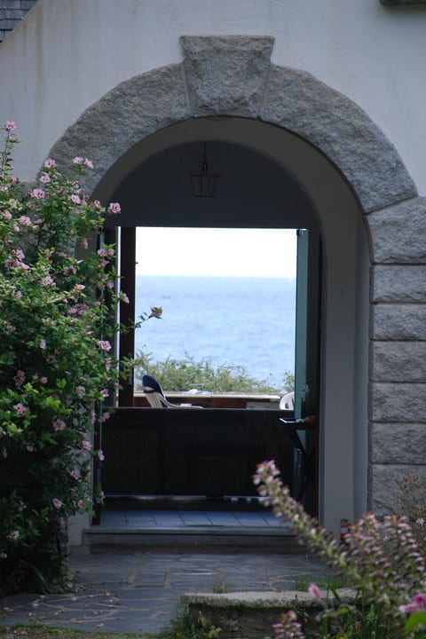 Villa mit großem Grundstück direkt am Mer