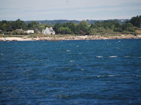 Villa mit großem Grundstück direkt am Mer