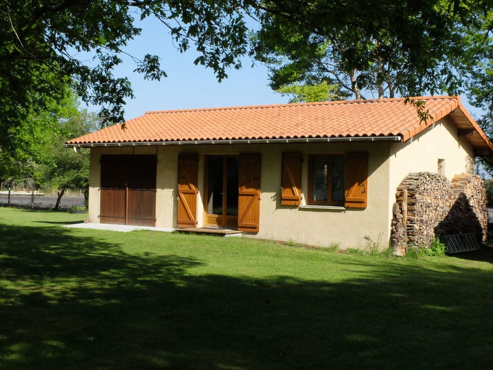 Gemütliches Ferienhäuschen im Grünen mit Terrasse - Saint-Julien-en-Born