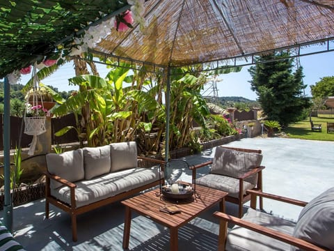"Laylande House" Villa with mountain views
