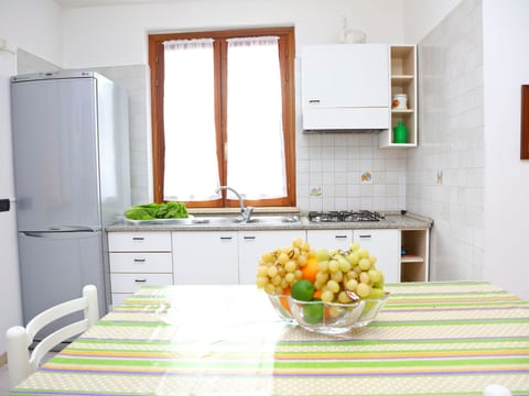 Helle mediterrane Villa mit Veranda und Garten