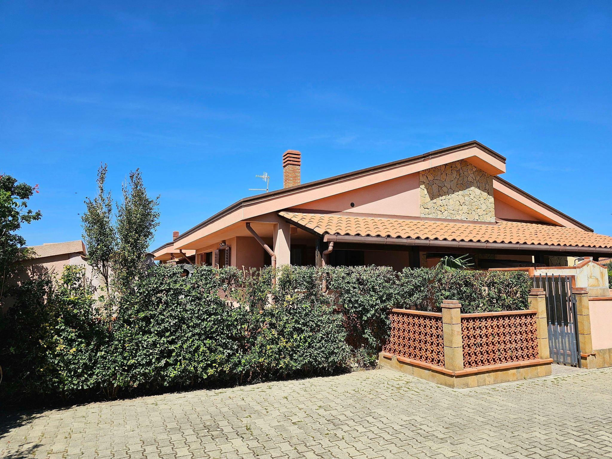 Helle mediterrane Villa mit Veranda und Garten