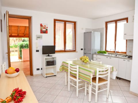 Helle mediterrane Villa mit Veranda und Garten