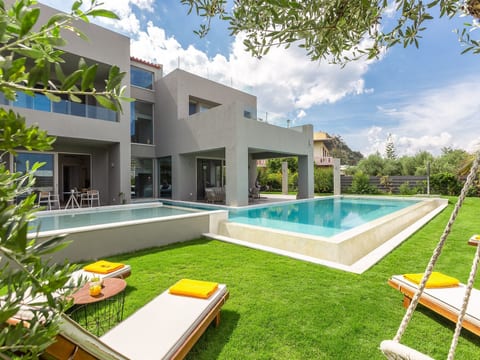 Villa mit beheiztem Pool in der Nähe von Strand