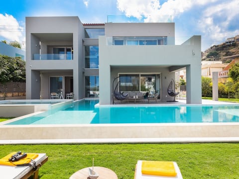 Villa mit beheiztem Pool in der Nähe von Strand