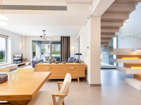 Villa mit beheiztem Pool in der Nähe von Strand