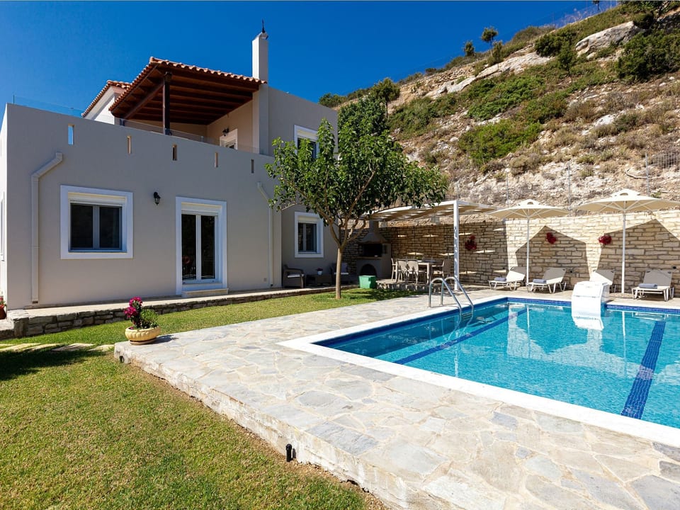 Entspannen Sie sich in der Villa mit privatem Pool, BBQ und Tischtennisplatte - Adele