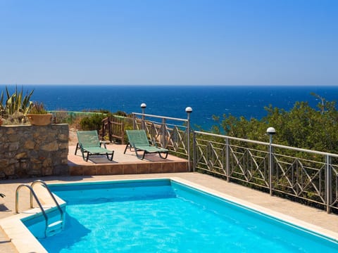Villa mit Meerblick und privatem Pool, in der Nä