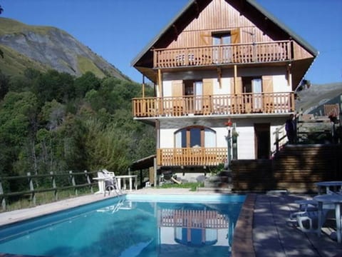 mit Grill und gemeinsamem Pool