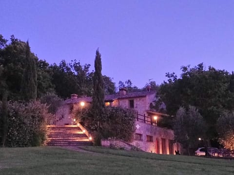 für 10 Personen und 4 Kinder in Chianni, Toskana (Provinz Pisa)