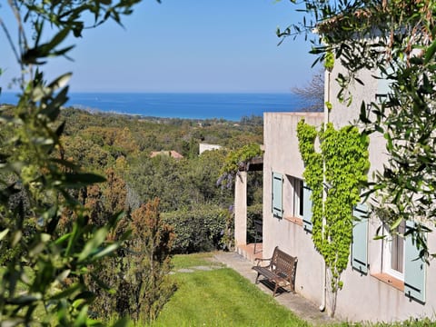 Villa mit Meerblick U Castagnu in geschützter Natur