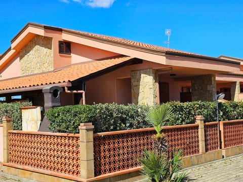 Helle mediterrane Villa mit Veranda und Garten
