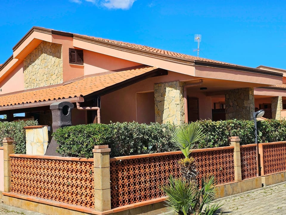 Helle mediterrane Villa mit Veranda und Garten - Campofelice di Roccella