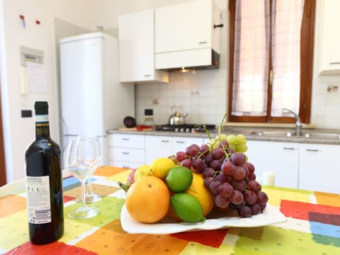 Helle mediterrane Villa mit Veranda und Garten
