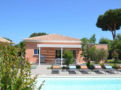Villa 4 Schlafzimmer, privater Pool Garten und Parkplatz
