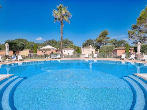 Moderne Wohnung in Mougins mit eigenem Garten