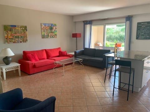 Moderne Wohnung in Mougins mit eigenem Garten