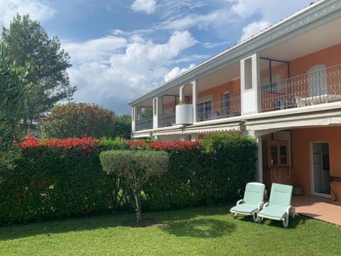Moderne Wohnung in Mougins mit eigenem Garten