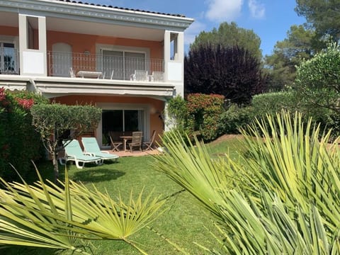 Moderne Wohnung in Mougins mit eigenem Garten