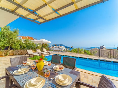 Villa aus Naturstein für 8 im Zentrum von Kalkan