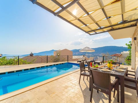 Villa aus Naturstein für 8 im Zentrum von Kalkan
