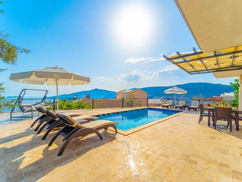 Villa aus Naturstein für 8 im Zentrum von Kalkan