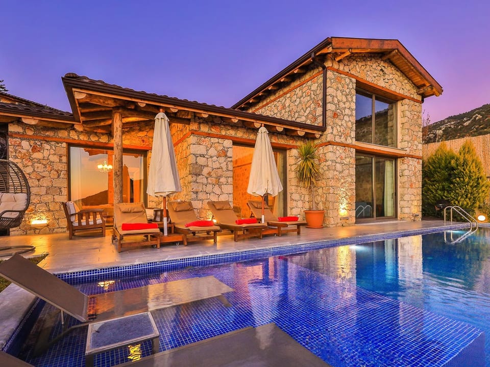 Traditionnelle maison en pierre naturelle avec piscine à l'abri des regards. - Kaş
