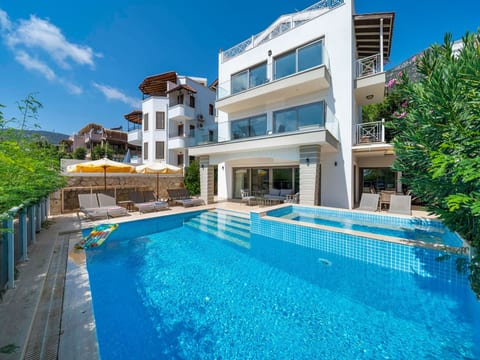 Exklusive Villa mit Infinitypool