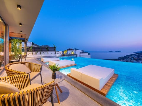 Designvilla mit Pool und spektakulärer Aussicht
