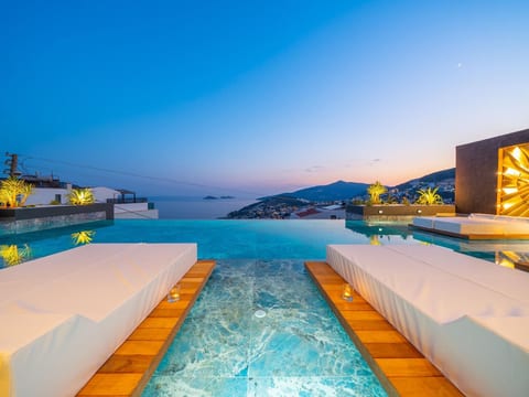 Designvilla mit Pool und spektakulärer Aussicht