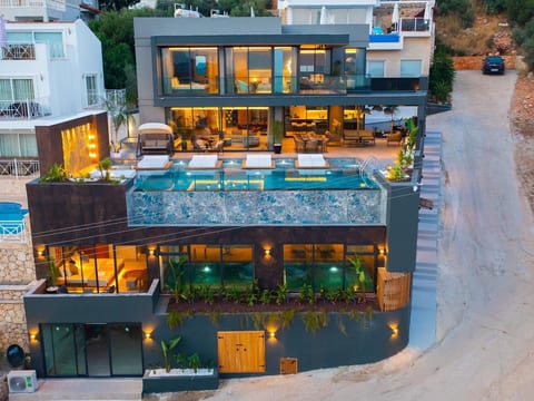 Designvilla mit Pool und spektakulärer Aussicht