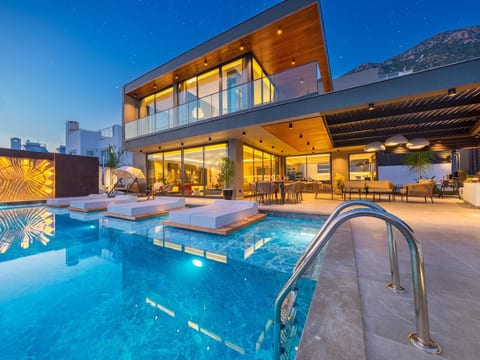 Designvilla mit Pool und spektakulärer Aussicht
