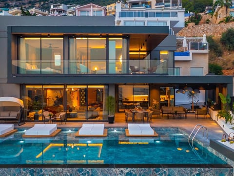 Designvilla mit Pool und spektakulärer Aussicht