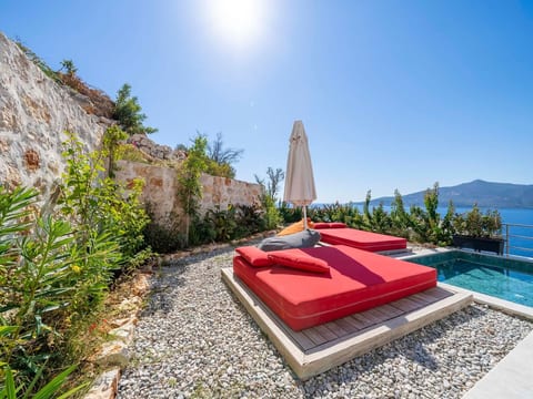 Große Villa direkt am Meer mit Infinitypool