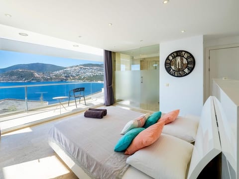 Große Villa direkt am Meer mit Infinitypool