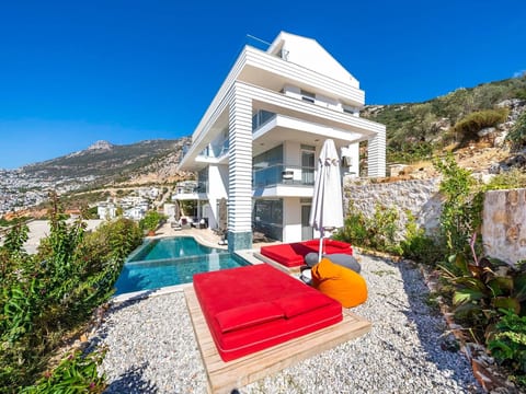Große Villa direkt am Meer mit Infinitypool