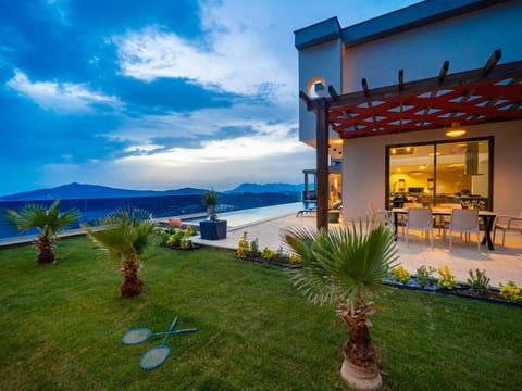 Moderne Luxusvilla mit Meerblick