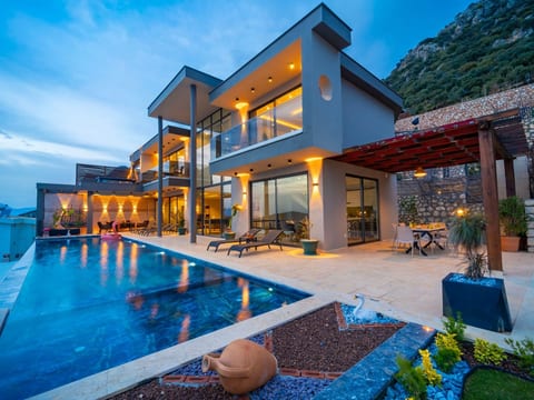 Moderne Luxusvilla mit Meerblick