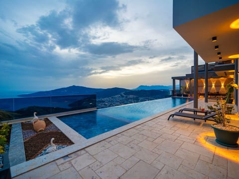 Moderne Luxusvilla mit Meerblick