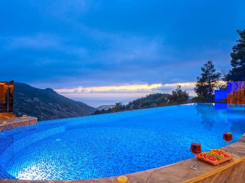 Schöne Villa mit Pool, Blick auf Meer und Tal
