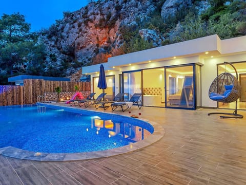 Schöne Villa mit Pool, Blick auf Meer und Tal