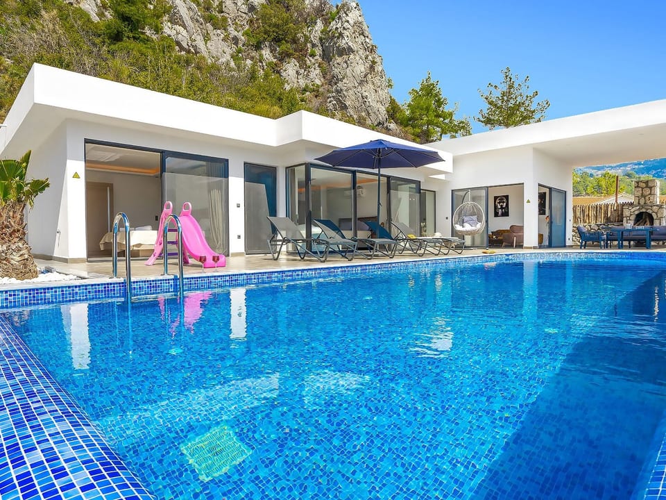 Schöne Villa mit Pool, Blick auf Meer und Tal - Kaş