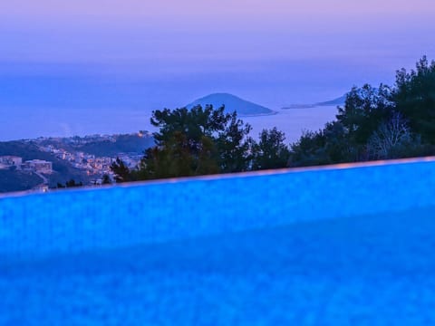 Schöne Villa mit Pool, Blick auf Meer und Tal