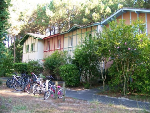 Hübsches kleines Haus in ruhiger Lage in einer baumbestandenen Residenz mit beh