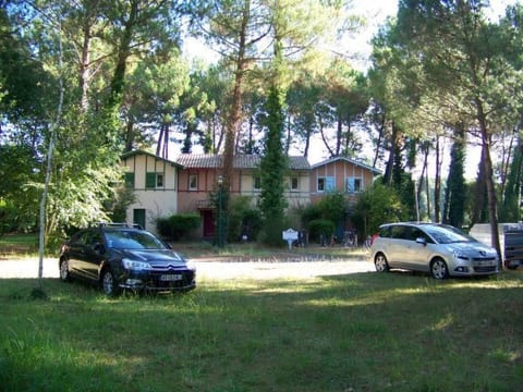 Hübsches kleines Haus in ruhiger Lage in einer baumbestandenen Residenz mit beh