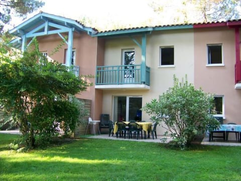 Hübsches kleines Haus in ruhiger Lage in einer baumbestandenen Residenz mit beh