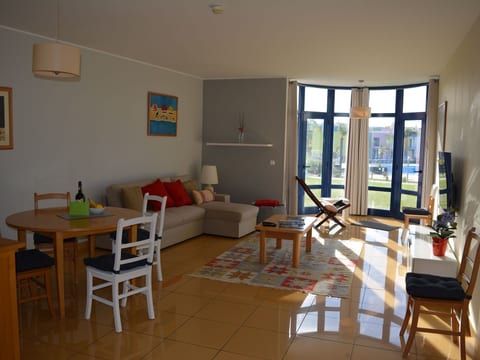 Zwei-Bett-Apartment mit großem Pool